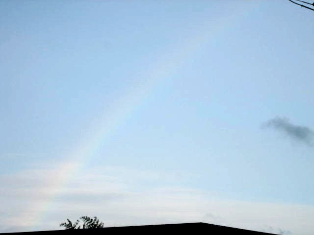 雨上がりの東の空に