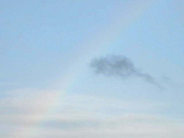 雨上がりの東の空に