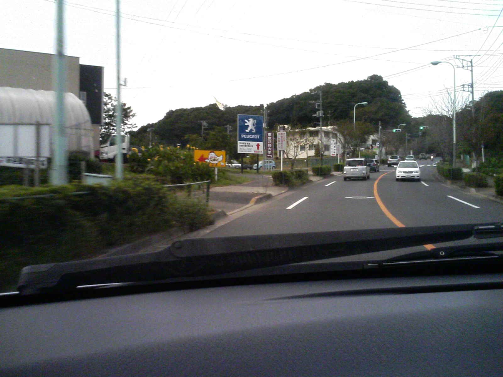 PEUGEOT八王子の看板が建ちました