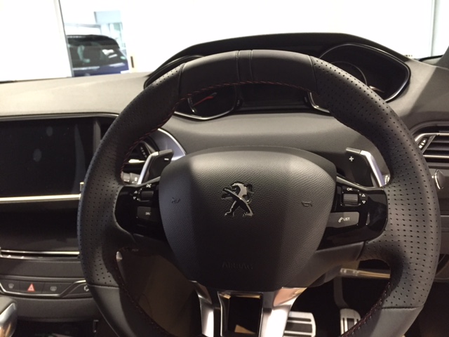 308 GT Line展示車ございます。