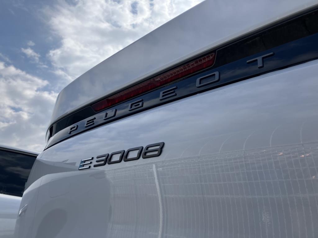PEUGEOT E-3008 発売です。